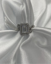 anillo rectangular de topacio blanco